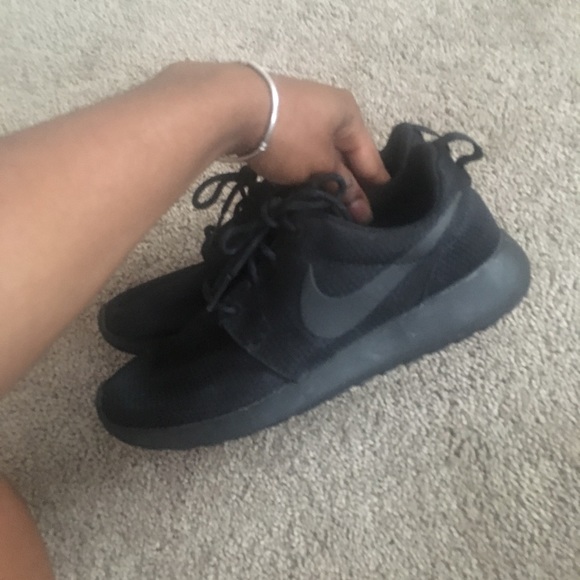 Nike Roshes - Picture 1 of 3